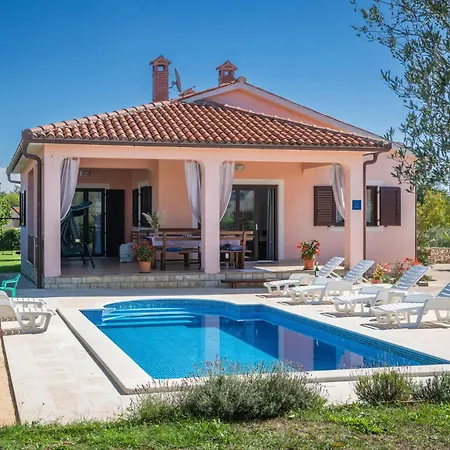 Holiday home Lovely In With Outdoor Swimming Pool